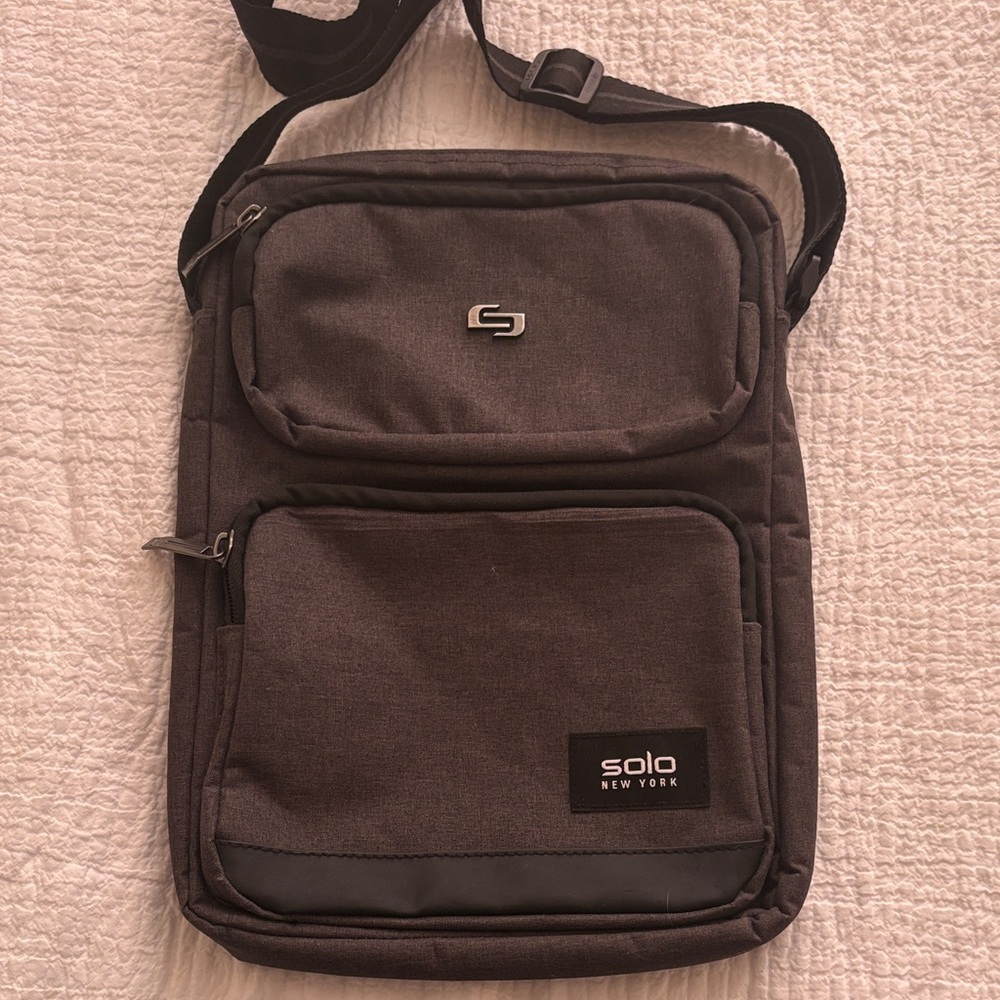 Solo New York Lillie Universal Tablet Sling Gray Crossbody Bag  .